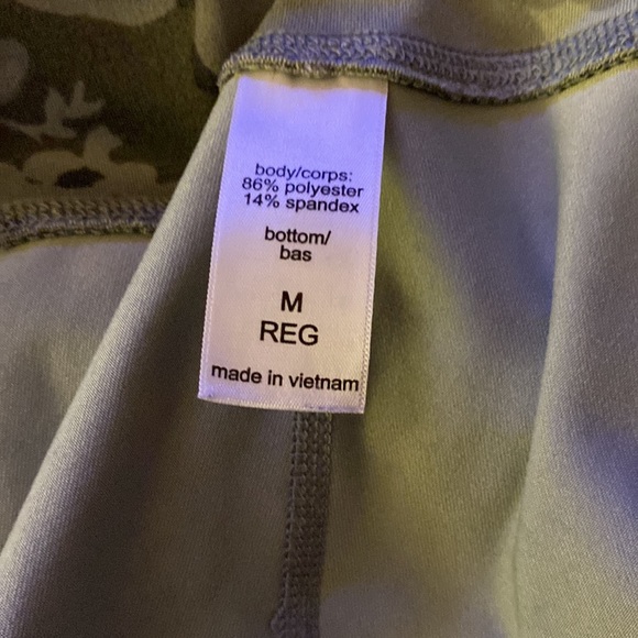 Cute Green print leggings ⚠️Cleaning out my closet⚠️ CHECK MY PAGE 4 GOO - Picture 5 of 5